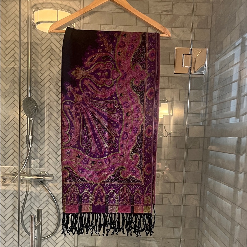 Elegant pashmina Paisley Scarf in Purple and Black